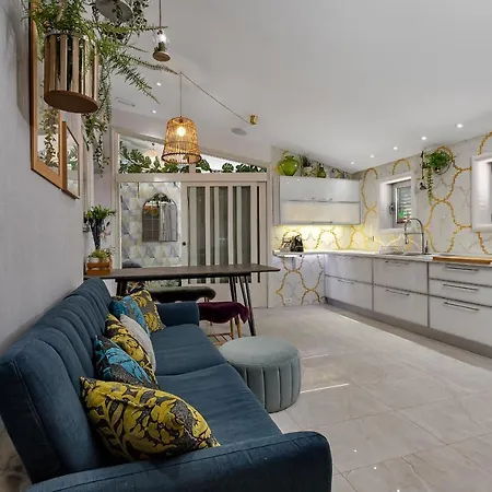 Apartment L & F *